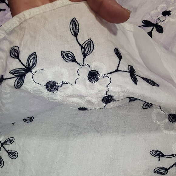 Gorgeous Women's XL Anthropologie Kindred Embroidered White Blue Cotton top - Picture 6 of 16